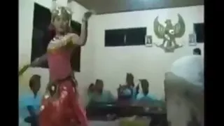 خادمة الفندق افلام سكسيه مال بنات السوداء تمارس الجنس مع زوجين.