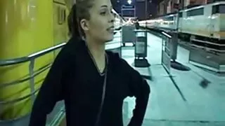 استسلمت في السيارة وفي المسبح. افلام اباحيه سكسيه