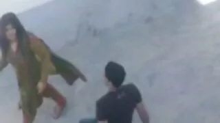 توافق امرأة سمراء على الغنائم لامتصاص قضيب مقاطع سكسيه عربيه غريب.