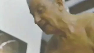 كورفا يجعل التبول ويحصل على الرطب. افلام سكسيه مجانيه