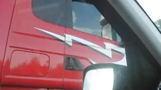 بيكوبو أوهن افلام اكشن سكسيه الحب الحب الملاعين امرأة سمراء على أرضية الشاحنة.