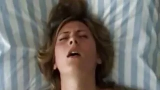 يصب السائل المنوي في حلق منى عازار بعد اللحظات افلام سكسيه انجليزيه المسعورة.